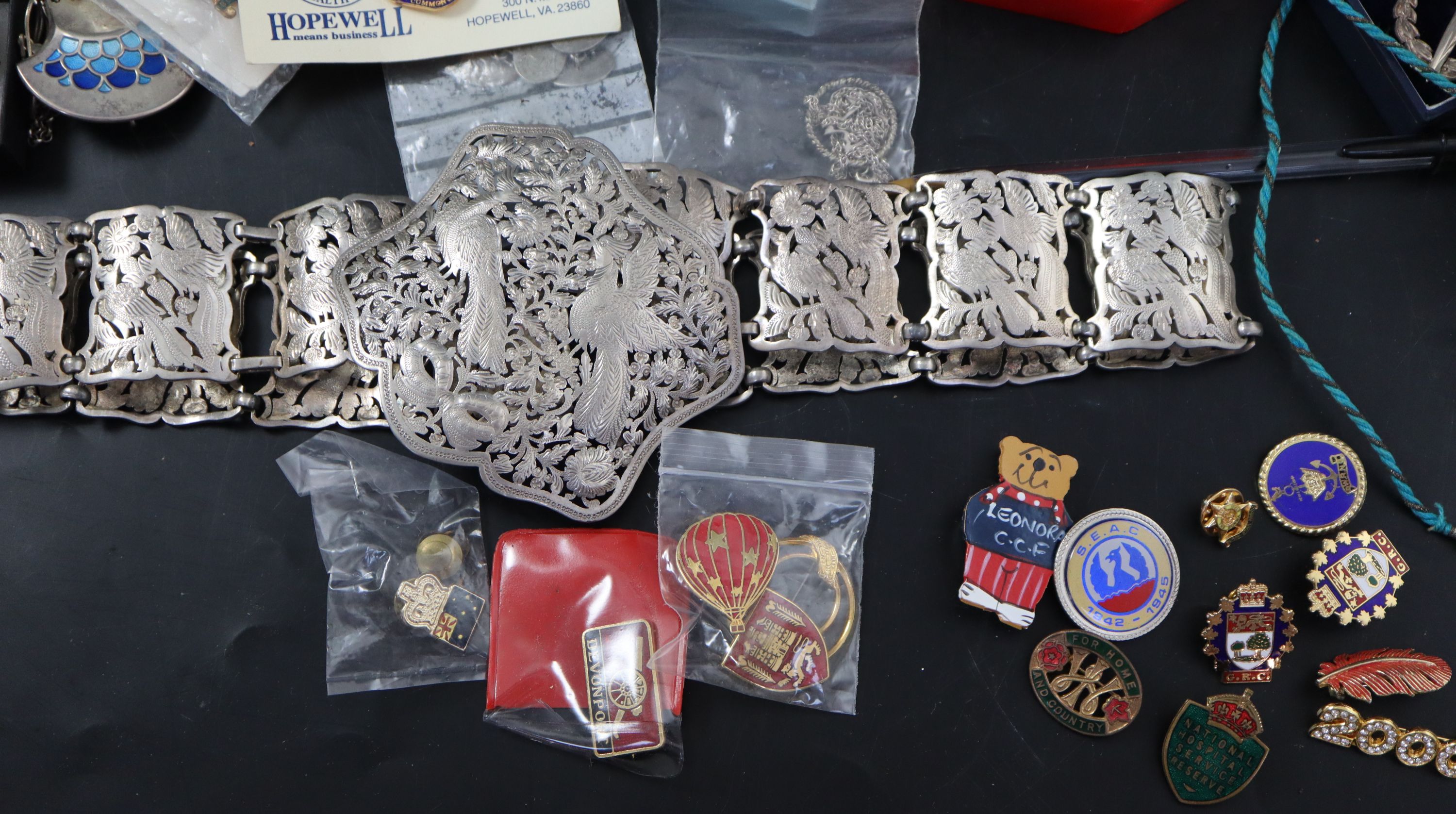 A quantity of assorted costume jewellery and other items.